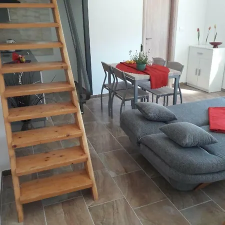 Tina, 30 M From Beach, Podstrana